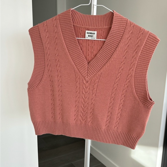 Aritzia Sunday Best cropped vest - Picture 1 of 5